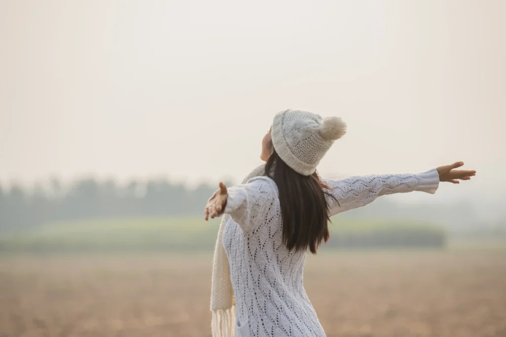 Mujer feliz disfrutando de su libertad tras un trabajo efectivo de gestión emocional
