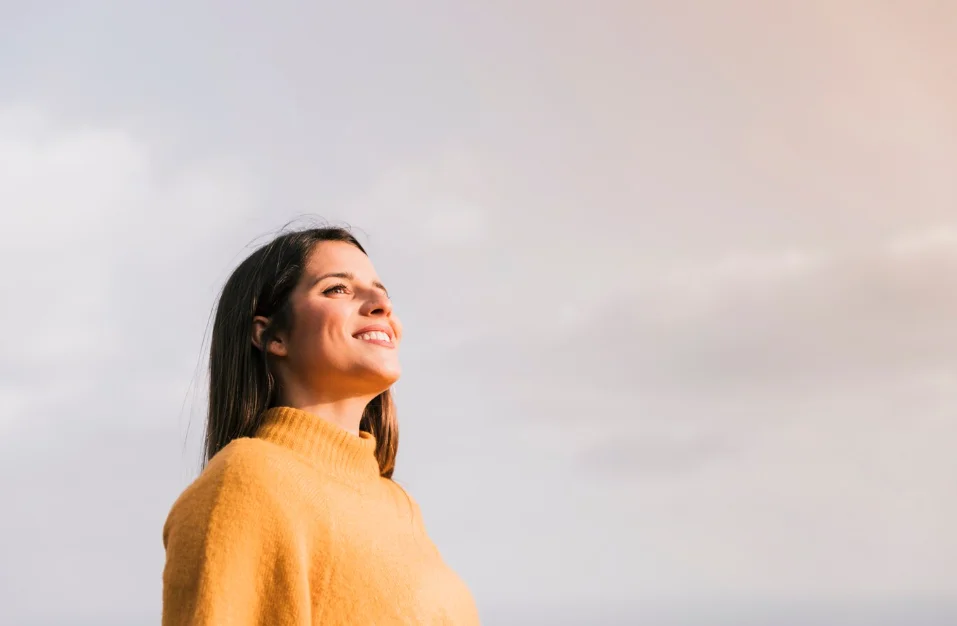 Mujer sonriendo al superar el miedo tras una sesión de psicoterapia energética