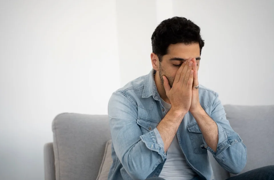 Hombre con ansiedad sin saber cómo superar el miedo antes de iniciar psicoterapia energética